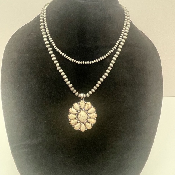 Two-tier Native American style flower pendant necklace with faux silver beads - Picture 2 of 4